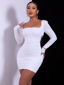 Robe courte blanche froncée à manches longues avec décolleté carré et coupe ajustée