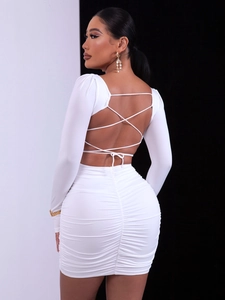 Robe moulante blanche à manches longues avec dos nu à lacets et détails froncés élégants
