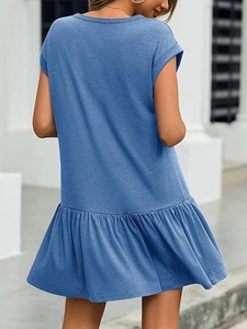 Vue de dos de la robe bleu clair en coton-lin avec manches courtes et détails à volants