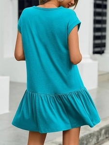 Vue arrière d'une robe d'été bleu canard avec ourlet à volants et texture coton raffinée