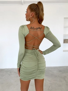 Vue détaillée de la mini robe dos nu vert sauge avec texture froncée et design à lacets
