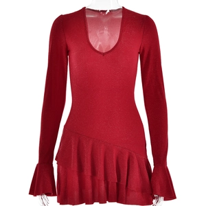Détail d'une robe rouge foncé col en V en tissu pailleté avec manches évasées à volants
