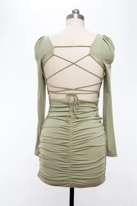 Détail du dos nu à lacets croisés et tissu froncé sur cette robe vert sauge