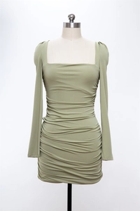 Détail du tissu froncé vert sauge et de l'encolure carrée de la mini robe ajustée