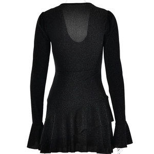 Détail du tissu noir scintillant avec manches trompette et ourlet à volants de la robe