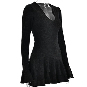 Détail de robe à col en V profond avec tissu noir pailleté et ourlet à volants