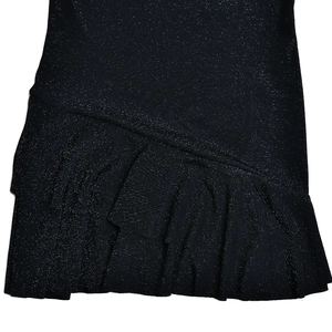 Détail du tissu noir scintillant avec des volants et des paillettes brillantes