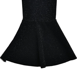 Détail du tissu à paillettes noires et de l'ourlet sirène de cette mini robe sexy
