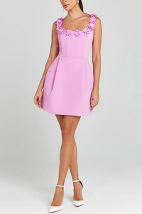 Détails des appliqués floraux 3D sur la robe mini rose pâle à fines bretelles