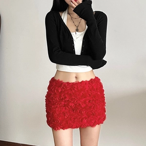 Detail eines roten High-Waist-Bleistiftrocks mit 3D-Rosentextur und floralem Muster