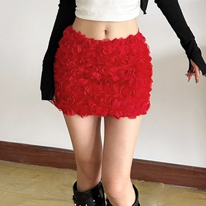 Detail des roten 3D-Rosetten-Minirocks mit gestuften Chiffon-Blüten und schmaler Form