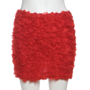 Detail eines roten 3D-Rosen-Minirocks mit hoher Taille und strukturierten Blüten