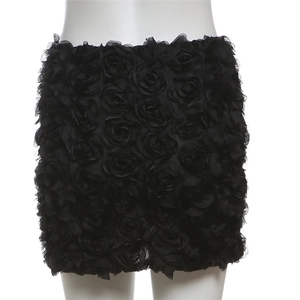 Detail der 3D-Rosenapplikation am schwarzen High-Waist-Rock mit floraler Netzstruktur