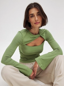 T-shirt vert moulant avec découpe asymétrique, nœud torsadé et manches évasées
