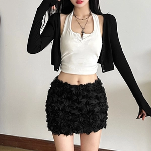 Dreiteiliges Set mit schwarzem Cardigan, weißem Neckholder-Top und geblümtem Minirock