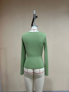 Vue arrière d'un haut ajusté vert matcha à manches longues en maille élastique fine