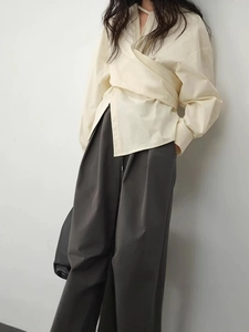 Schicke beige Wickelbluse mit Taillenband und dunkelgrauer weit geschnittener Hose