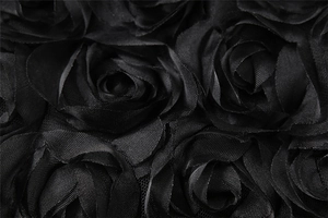 Makroaufnahme der hochwertigen 3D-Satinrosen aus schwarzem Stoff am Rock