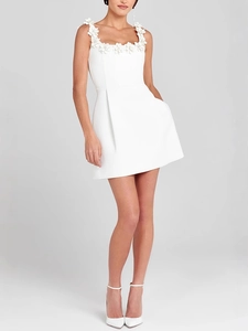 Mini robe blanche élégante à col carré avec appliques florales 3D et jupe plissée en A