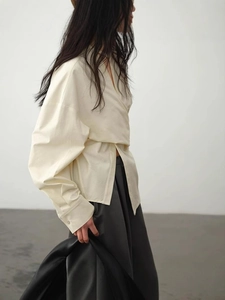 Minimalistisches beiges Wickelhemd mit asymmetrischer Taille und langen Ärmeln für Damen
