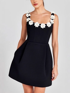 Robe courte noire sans manches pour femmes avec appliques florales blanches et col carré