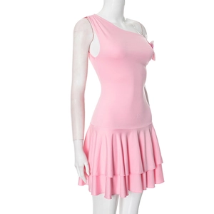 Detailansicht eines rosa One-Shoulder-Minikleides mit Rüschensaum und schlanker Passform