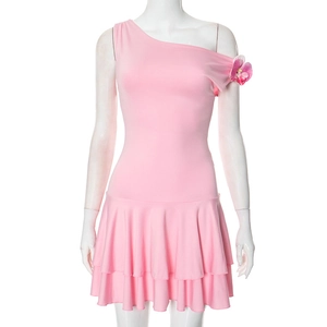 Detailansicht eines rosa One-Shoulder-Kleides mit eleganter 3D-Orchideen-Blumenapplikation
