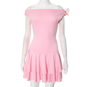 Detail der 3D-Blütenverzierung am rosa schulterfreien Minikleid mit Volant-Rock