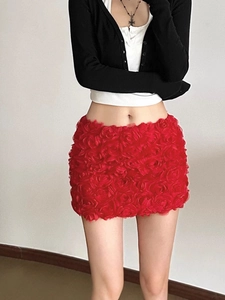 Roter Minirock mit 3D-Blumenapplikationen und strukturierter Hochtaillen-Passform