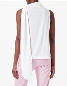 Détail d'un élégant haut blanc sans manches en mousseline avec longs liens fluide au cou