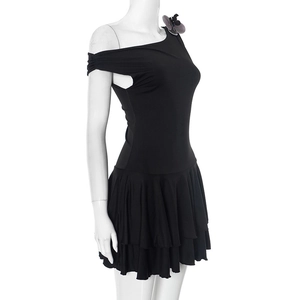 Detail eines schwarzen One-Shoulder-Kleides mit 3D-Blumenakzent und asymmetrischem Saum