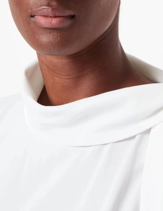 Détail d'un élégant haut sans manches blanc avec col bénitier et drapé sur tissu premium