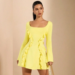 Détail d'une robe moulante jaune vif avec bordures à volants et manches évasées chic