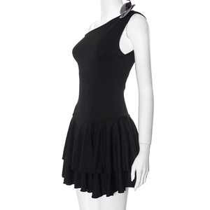 Detailansicht des schwarzen One-Shoulder-Kleides mit Volantsaum und lila Schulterblumen