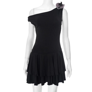 Detail eines eleganten schwarzen One-Shoulder-Kleides mit lila floraler 3D-Applikation