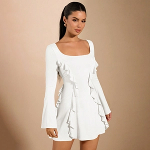 Détail d'une robe moulante blanche avec volants 3D et décolleté carré élégant