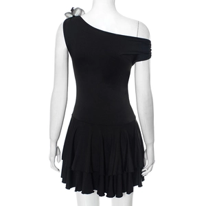 Detail der grauen Blumendekoration an einem schwarzen One-Shoulder-Rüschen-Minikleid