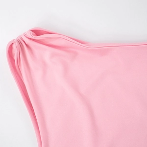 Detailansicht eines rosa ärmellosen Kleides mit elegantem Faltenwurf und Saumverarbeitung
