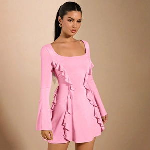 Détail de la robe mini rose avec volants, col carré et manches longues évasées de style sexy