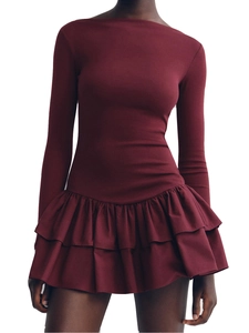 Robe moulante bordeaux à épaules dénudées et manches longues avec ourlet à volants