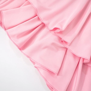 Detaillierte Makroansicht des rosa Stufenkleid-Stoffs mit Falten und Saumkanten