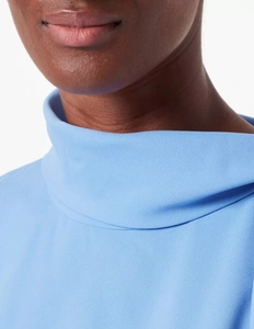 Détail d'un haut sans manches en mousseline bleu clair avec col montant et texture plissée