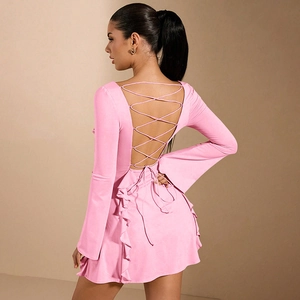 Vue détaillée du dos de la robe rose moulante avec laçage ouvert et volants élégants