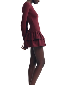 Robe moulante élégante rouge foncé à manches longues avec ourlet à volants et taille ajustée