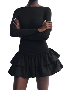 Robe courte noire élégante à manches longues avec col bardot et ourlet à volants