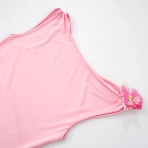 Detail eines rosa One-Shoulder-Kleides mit einer eleganten Orchideenblüten-Verzierung