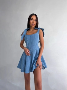 Blauwe denim stijl korsetjurk met strikbandjes en vierkante hals voor een trendy look