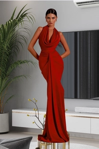 Détail de la robe licou en satin rouge avec décolleté en V et drapé élégant sur le buste