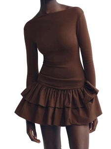 Robe courte moulante marron foncé à manches longues et ourlet à volants