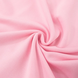 Detailaufnahme der zartrosa Rippstrick-Textur und hochwertigen Stoffqualität des Kleids